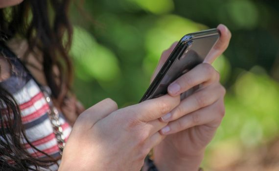 addiction aux écrans : jeune regardant son smartphone