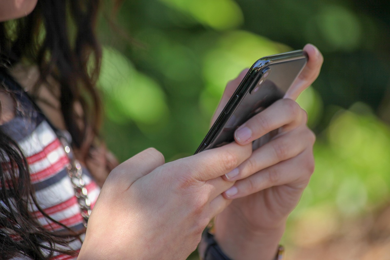 addiction aux écrans : jeune regardant son smartphone